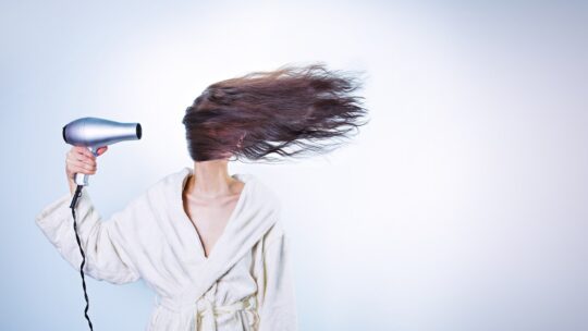 Ethische Haarverzorging: Een Gids voor het Kiezen van Duurzame en Cruelty-Free Producten